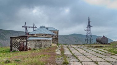 Ermenistan 'daki Kari Lich Gölü kıyısındaki eski terk edilmiş meteoroloji istasyonu.