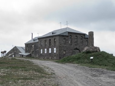 Ermenistan 'daki Kari Lich Gölü kıyısındaki eski terk edilmiş meteoroloji istasyonu.