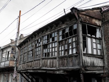 Terk edilmiş eski bir evin ayrıntıları.