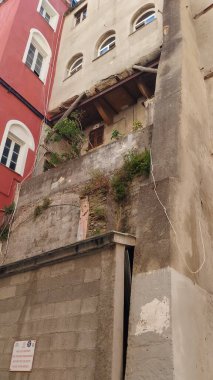 Terk edilmiş eski bir evin ayrıntıları.