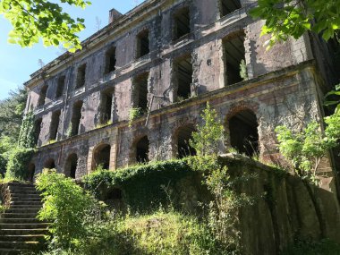 Terk edilmiş eski bir evin ayrıntıları.