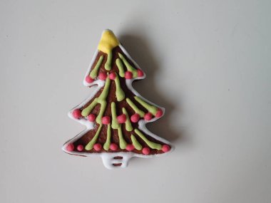 Ev yapımı geleneksel zencefilli kurabiye. Beyaz kremayla süslenmiş.