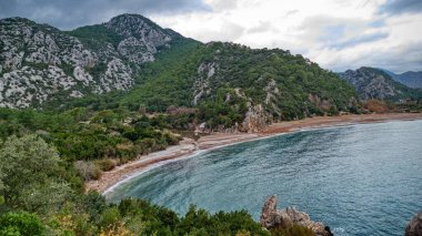 Güzel kireçtaşı. Mavi deniz kıyısında kayalık.
