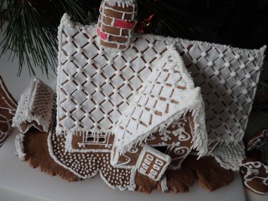 Ev yapımı geleneksel zencefilli kurabiye evi ve beyaz krema.