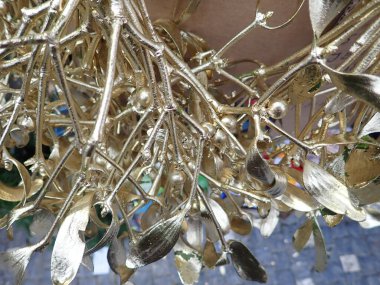 Geleneksel Noel kitle pazarında ökseotu solf dalları