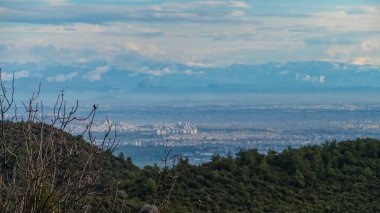 Uzak Antalya şehri dağlardan hindiyle görüldü