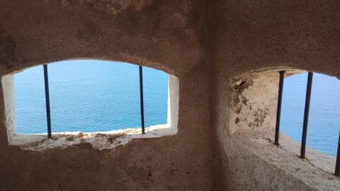 Korsika kıyısındaki ortaçağ tarihi kalesi