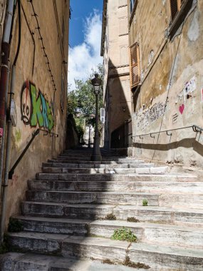 Korsika kıyısındaki ortaçağ tarihi kalesi