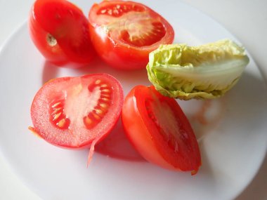 Tabakta taze sebze salatası.