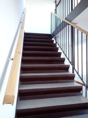 Açık gri kiremitleri olan ev merdivenleri yukarı çıkıyor.