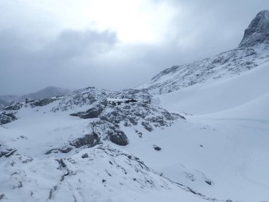 Avustralya 'da kışın güzel karlı dachstein dağları