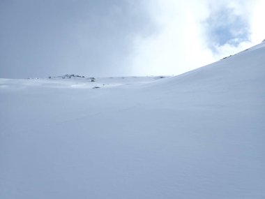 Meşhur sıçrayan varış yeri karla kaplı kış vadisidir.