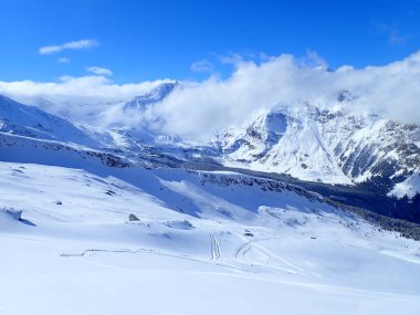 Meşhur sıçrayan varış yeri karla kaplı kış vadisidir.