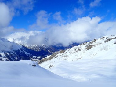 Meşhur sıçrayan varış yeri karla kaplı kış vadisidir.