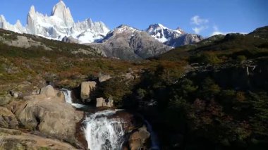 Muhteşem patagonya yaz doğasında yürüyüş.