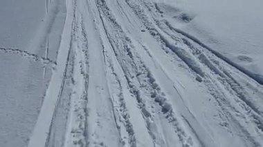 Kar üzerinde kayak tepsileri.