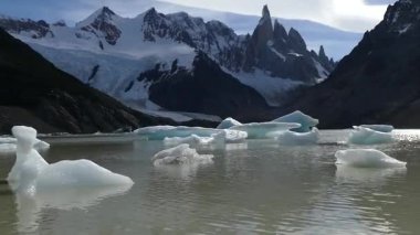 Muhteşem patagonya yaz doğasında yürüyüş.