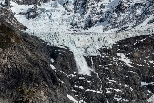 Patagonie 'deki Torres del Paine Ulusal Parkı' nda buzul buzu.
