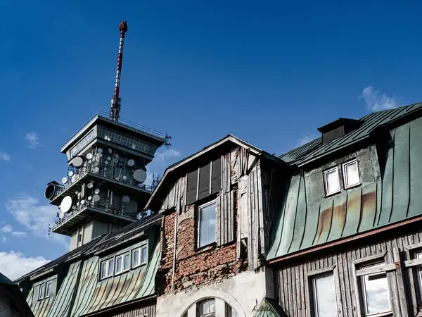 Klinik dağlarının tepesinde eski bir turistik sığınak.