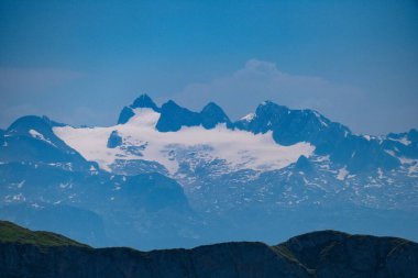 Gebirge Austria Alplerinde yaz yürüyüşü macerası