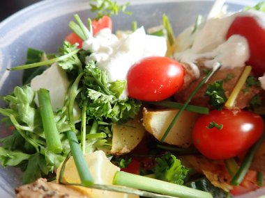 Krem ve peynirli sebze salatası.