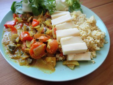 Krem ve peynirli sebze salatası.