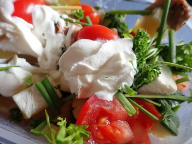 Krem ve peynirli sebze salatası.