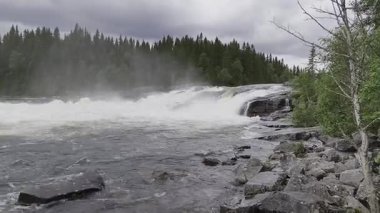 İsveç 'te tannforsen şelalesi.
