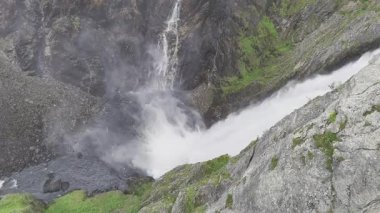 Norveç 'te muhteşem bir voringsfossen şelalesi
