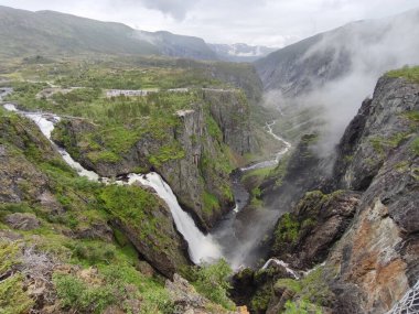 Norveç 'te muhteşem bir voringsfossen şelalesi var. Hardanhenvida İskandinavya