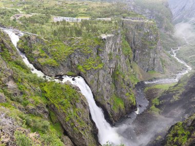 Norveç 'te muhteşem bir voringsfossen şelalesi var. Hardanhenvida İskandinavya