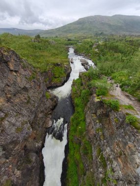 Norveç 'te muhteşem bir voringsfossen şelalesi var. Hardanhenvida İskandinavya
