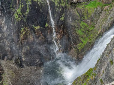 Norveç 'te muhteşem bir voringsfossen şelalesi var. Hardanhenvida İskandinavya
