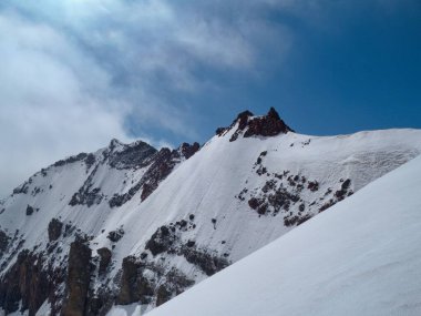 Yazın Georgia 'da Kazbeg Dağı' na tırmanmak inanılmaz bir doğa.