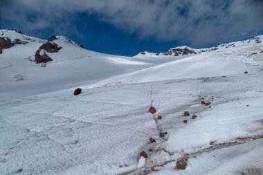 Yazın Georgia 'da Kazbeg Dağı' na tırmanmak inanılmaz bir doğa.