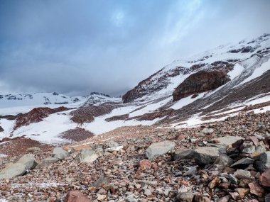 Yazın Georgia 'da Kazbeg Dağı' na tırmanmak inanılmaz bir doğa.