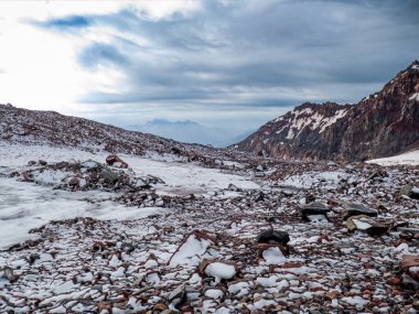 Yazın Georgia 'da Kazbeg Dağı' na tırmanmak inanılmaz bir doğa.