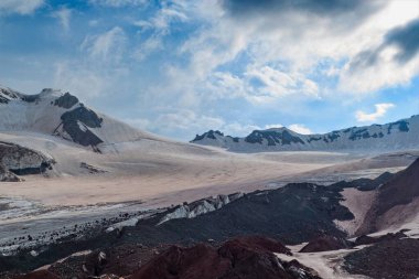 Yazın Georgia 'da Kazbeg Dağı' na tırmanmak inanılmaz bir doğa.