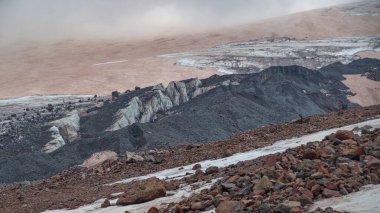 Yazın Georgia 'da Kazbeg Dağı' na tırmanmak inanılmaz bir doğa.