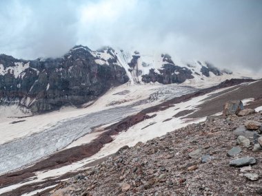 Yazın Georgia 'da Kazbeg Dağı' na tırmanmak inanılmaz bir doğa.