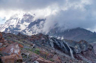 Yazın Georgia 'da Kazbeg Dağı' na tırmanmak inanılmaz bir doğa.