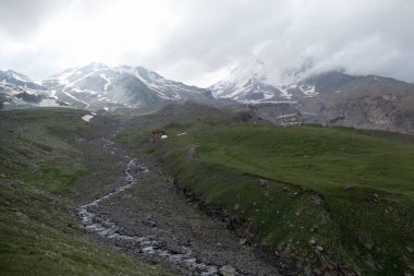 Yazın Georgia 'da Kazbeg Dağı' na tırmanmak inanılmaz bir doğa.