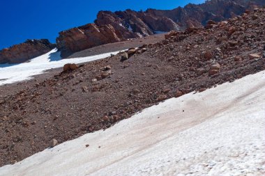 Yazın Georgia 'da Kazbeg Dağı' na tırmanmak inanılmaz bir doğa.