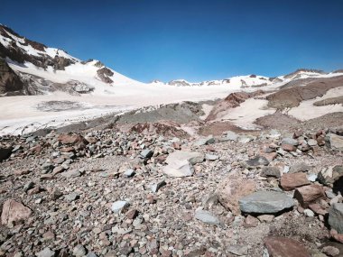 Yazın Georgia 'da Kazbeg Dağı' na tırmanmak inanılmaz bir doğa.