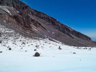 Yazın Georgia 'da Kazbeg Dağı' na tırmanmak inanılmaz bir doğa.