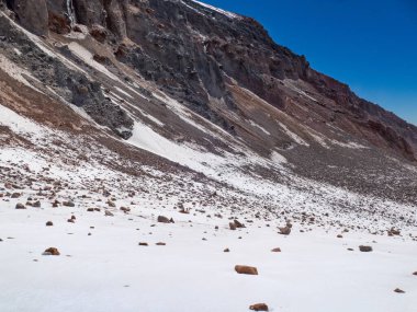 Yazın Georgia 'da Kazbeg Dağı' na tırmanmak inanılmaz bir doğa.