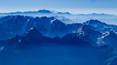 Yazın Georgia 'da Kazbeg Dağı' na tırmanmak inanılmaz bir doğa.
