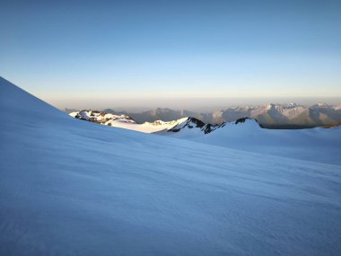 Yazın Georgia 'da Kazbeg Dağı' na tırmanmak inanılmaz bir doğa.