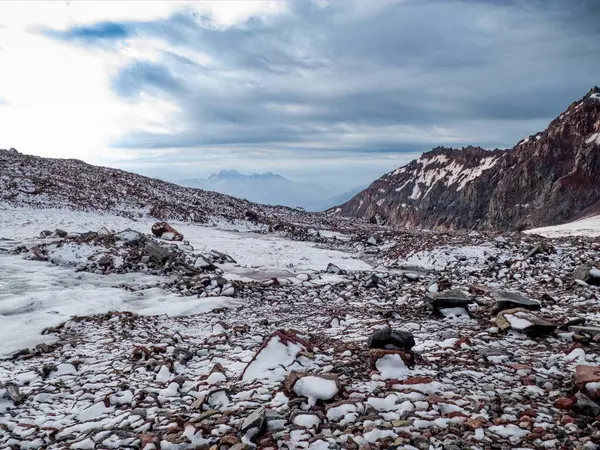 Yazın Georgia 'da Kazbeg Dağı' na tırmanmak inanılmaz bir doğa.