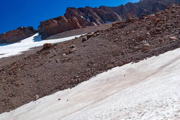 Yazın Georgia 'da Kazbeg Dağı' na tırmanmak inanılmaz bir doğa.